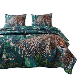 Nore 3 Piece King Quilt Set with Jungle Feline Print, Green